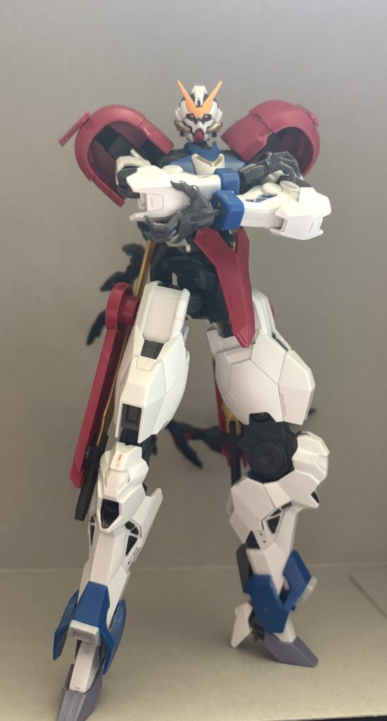 手は元のキットのものでは迫力が足りないと思いコトブキヤのハンドパーツを使用し、足はミカエリスのものに変えハイヒール状にしてあります。