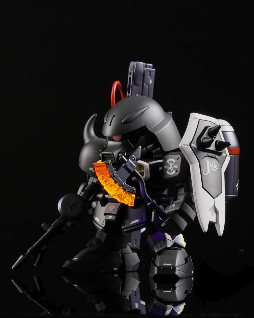 アックスはブラックライトにて発光するように蛍光塗料にて発熱表現しております。 