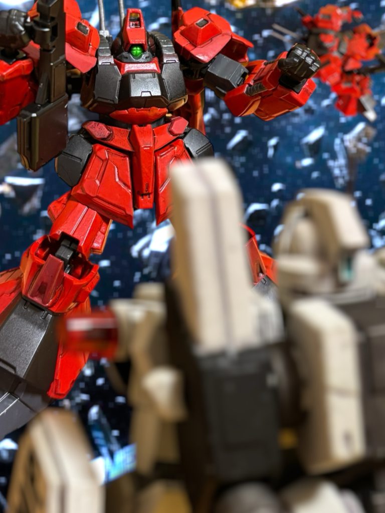 　ランス・ペンドラゴン。まるで、太古の騎士物語の登場人物のように、随分、大仰な名前だ、とヘントは思った。おそらく、偽名だろう。『EFMP……白い方か。先に会ったのが、貴官らでよかった。』『どういう意味だ？』カイルが、鋭い口調で応じる。『黒い方は、やり方が手荒い。ティターンズはもっての外だ。』　