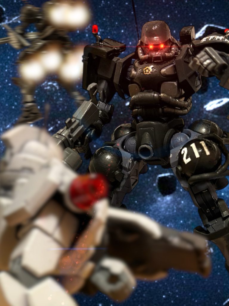 『第２部隊の掩護はなしか？』　最後尾にいる隊長機が、一瞬機体を止めて振り返る。「やめろ、交渉中だ！」『ぬるい！』　言いながら、機体を再び加速させる。　リック・ディアスの反応は一足速かった。おそらく、第１部隊には捕まらないだろう。『中尉、追わないと！』　カイルが焦燥感を含んだ声をあげたが、ヘントは、いい、と制止した。「今から追いかけても、追いつけない。」　先ほどのリック・ディアスのパイロットの声は、アーサー・クレイグのものだった。　ジオン公国軍のパイロットで、１年戦争では、オデッサと中東で、二度、ヘントと対戦した。最後はヘントが討ち取り、捕虜にしていた際に、少しだけ、話をした。気骨のある指揮官で、どこか通じ合えそうな感覚を持ったのを覚えている。捕虜護送中に行方不明になっていたので、死んだものと思っていたが、まさか、エゥーゴに参加していたとは。