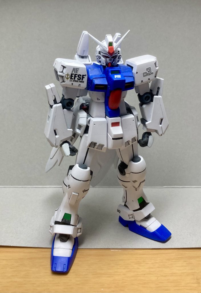 改修ポイントは大腿を20延長、上腕を10延長、腹部で20延長、首の接続位置を上にあげています。そして1板のポイントが胴体で胸部ルーバー部の形状が個人的にイマイチだったので、胴体内にコアファイターの胴体を入れて、ルーバーを作り直してます。 