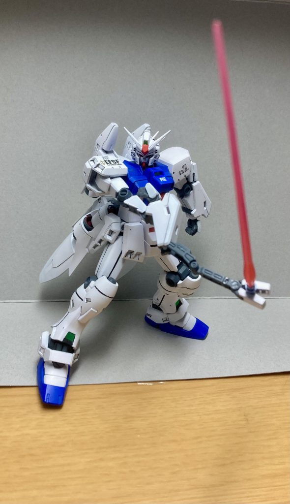 サブアームでビームサーベルを保持して攻撃！！