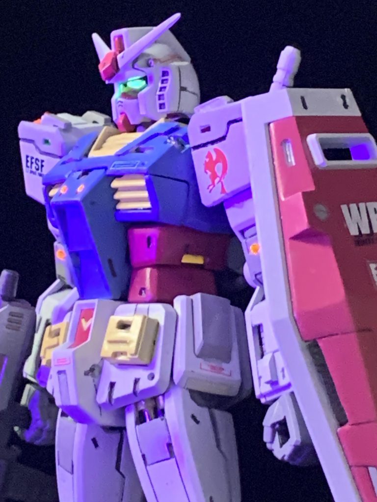 UVライトを当ててみました。蛍光イエローで塗装したのですが、緑色に光っていますね。でもこれはこれで良きです。(gundam-kao5)