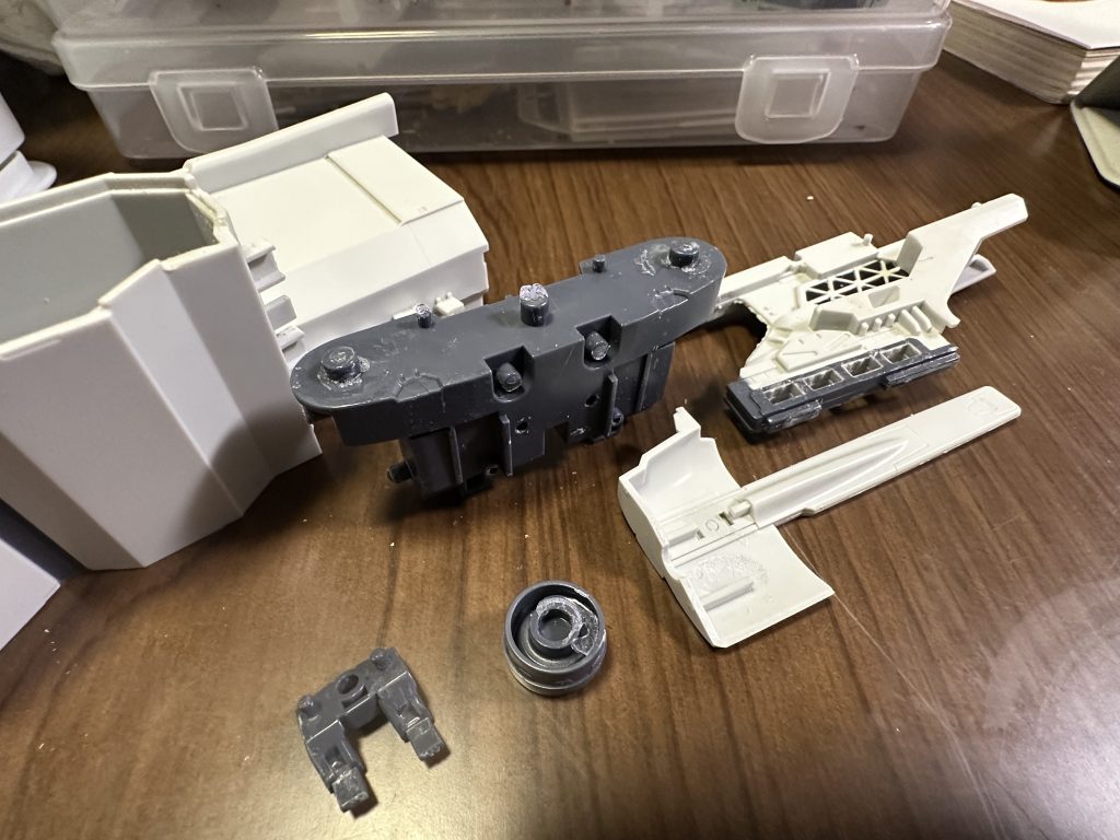 ハケで塗ったセメダインが溶着せずに乾いたような感じです‥紙やすりでパーツを一つ一つやるしか無さそうです(zaku-kao9)