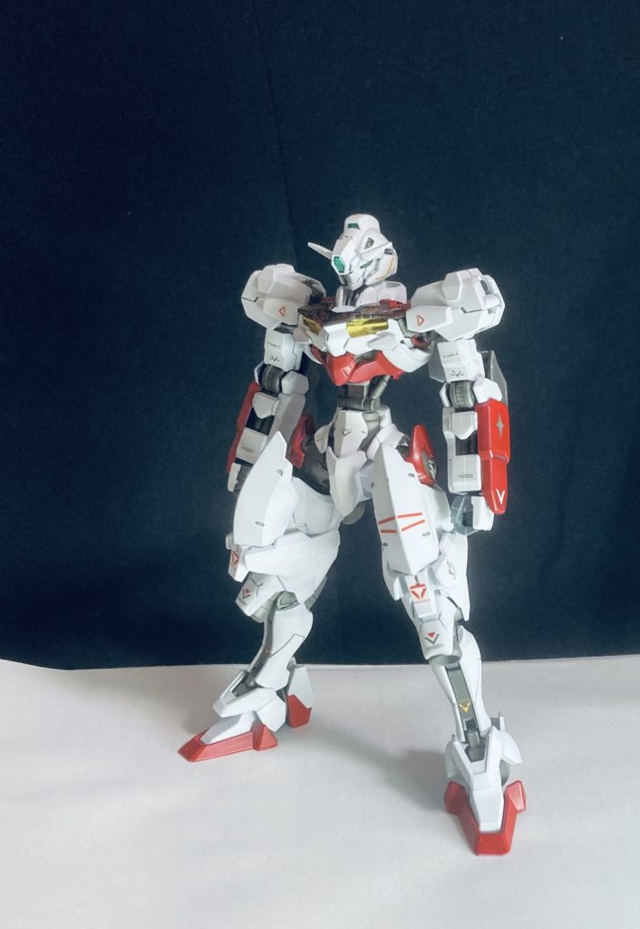 こんにちはジュラルです。今回はルブリスと鉄血系のミキシングです。技術がない時に作った作品なのでどうか生暖かい目で見てやってください。m(_ _)m 名前のアンスールはウルやソーンと同じルーン文字でアンスールの意味は北欧神話のオーディンを意味するそうです。ですがアンスールにした理由はソーンやウルみたいにルーン文字繋がりで選んだ時に発音した時の心地良かったのがこれだっただけなのであんまり深い意味は(ないです)。大腿にレギンレイズのパーツ腕部はバルバトス第6形態のパーツを付けて力強さを演出してみました。腹部をガンダムフレームの細い物に交換することで腹部の延長になってプロポーションが良くなったと思っています。