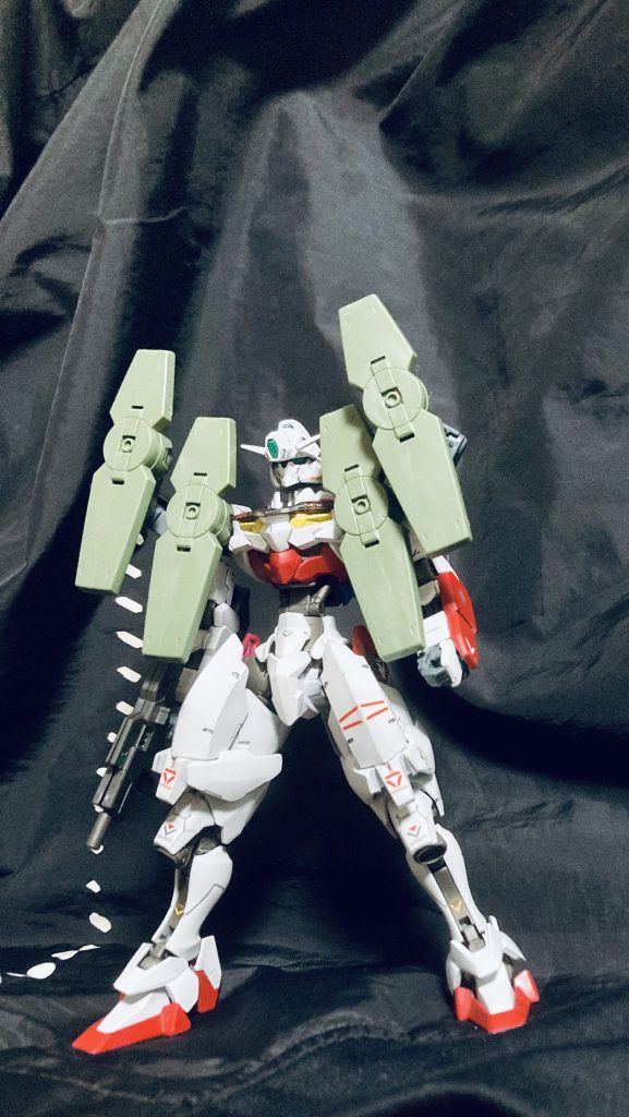 ルブリス・アンスール イージス装備 型式番号：XGF-001A-E（Aegis Equipment Plan）肩部に設置された**イージス・ユニット（APU-01）**が中核となっているこれはエネルギーシールド発生装置であり写真のポジションであっても機体前面を防御出来ている。機体側に「防御反射アルゴリズム」を記録させ、攻撃を自動検出・局所防御展開を行う。背部に装備されたエネルギーリザーバーから即時チャージを行うが、制御には高精度な思考補正が必要。サブアームは肩部のハードポイントから伸びており、このサブアームで広範囲を防御可能。しかしA.S.101年の技術ではエネルギー効率と負荷制御技術が未熟であった為戦闘可能時間が30分と機動兵器としては致命的なまでに短かったためお蔵入りとなった。