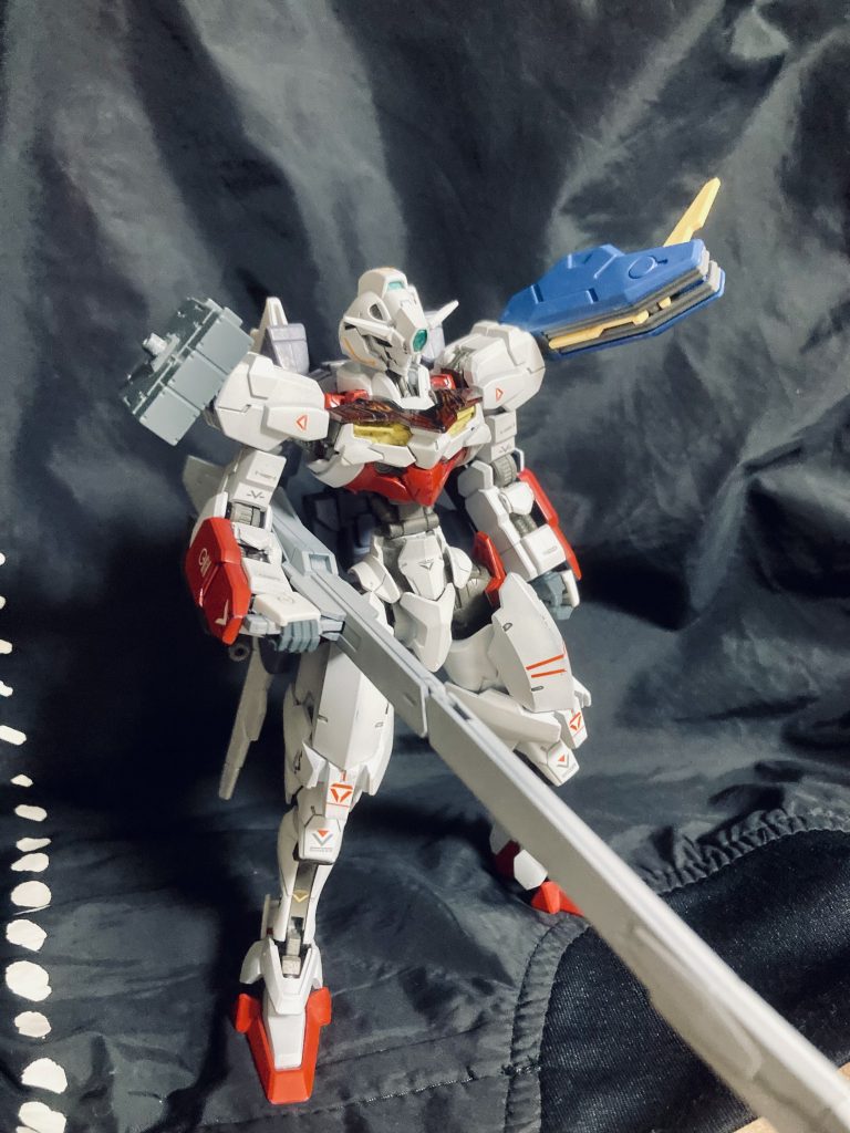 ルブリス・アンスール ビームランチャー装備 型式番号：XGF-001A/LB03＆plan001packただロングレンジライフルを装備しただけの形態。装備は手持ち式のロングレンジライフルと、迎撃用の右肩のミサイルユニットのみ左肩に放熱版兼増設ジェネレータと、バックパックを通常型のルズリスと同じもので、ガンビットを装備した状態の物を装備している。この形態に関しては装備構成の情報のみ残っているが、この情報だけでも他の支援MSに劣るとの結果が出ているため数ある草案の中でも微妙だったのだろう。