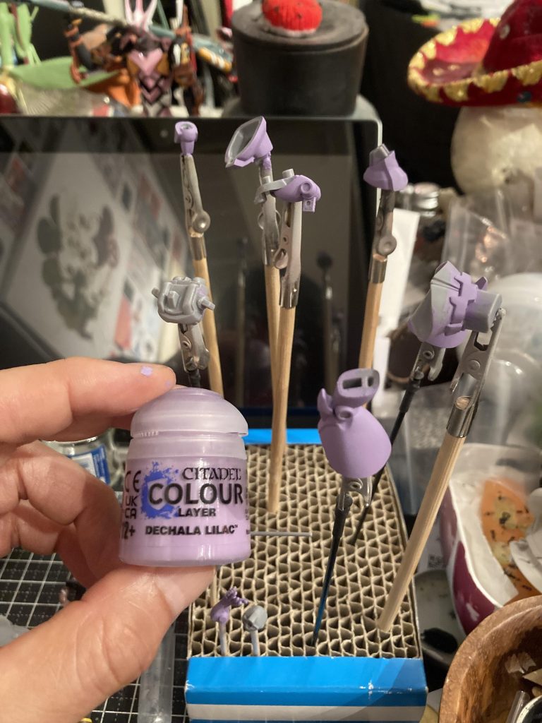 ボディの紫はCITADELカラーのDECHALA LILACを使用。まあまあハマったと思います。