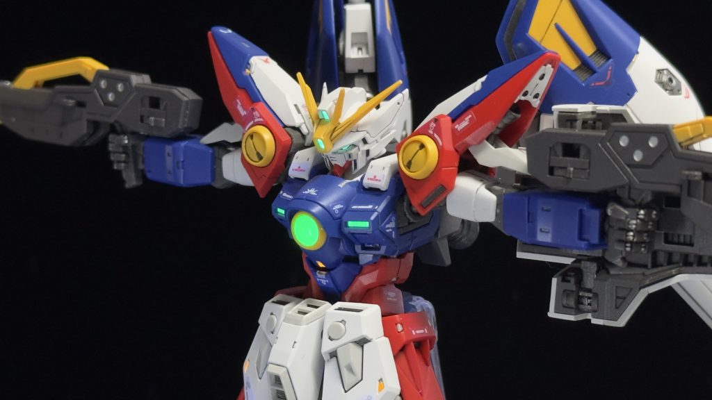 ウイングゼロって意外と悪役顔してますよね。目つきもですが顎の赤ラインも悪役顔に一役かってますよね。