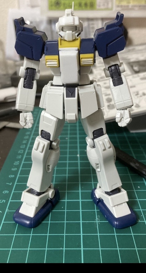 頭とバックパックの改造だけで簡単にすむと思ってた頃の写真です。結局この後全身にわたって手を加えているので、簡単に改造できてないですw又、この時改造した頭部から10回以上一から作り直しているので、この時のと今のとでは若干印象が違いますね。