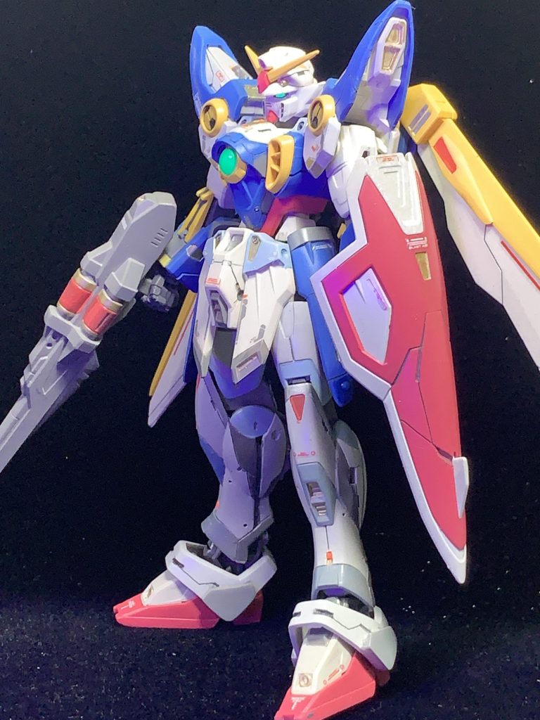 立ち姿もかなりスタイリッシュ。UC系よりシード系に近いシュっとしたスタイルですね。(gundam-kao9)