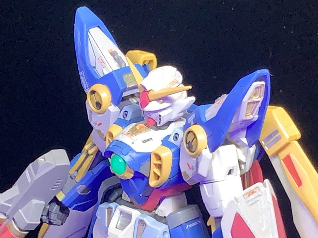 バストアップのショット。エントリーグレードはとにかくコスパが最高。胸部のエアインテイク部などは一体化成形されていて驚くばかりです。バンダイの？技術力は化け物か‼️(gundam-kao2)