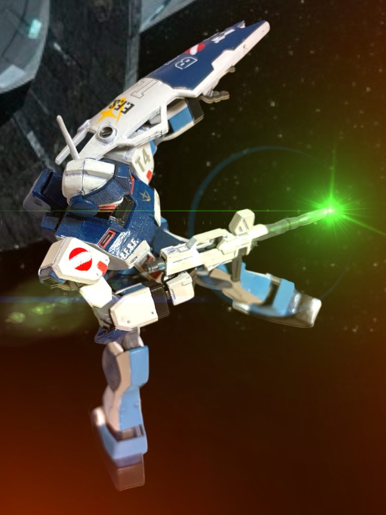 ミヤギは、まずは正面の1つを射抜くと、勢いよく機体を反転させ、背後のもう1つを続け様に射抜いた。そして、機体を捻ると、胴体の脇腹から、背後のバルーンを射抜く。バレルロールで流れるような一連の動作で、文字通り瞬きをする間に、5つのダミーバルーンを射抜いた。真空でも炸裂する特性の爆薬が炸裂し、花火のように美しく輝いた。 真空の静けさに遮られているはずだが、観ている者の歓声が、聞こえるような気がした。ミヤギはそのまま、まっすぐ機体を走らせる。