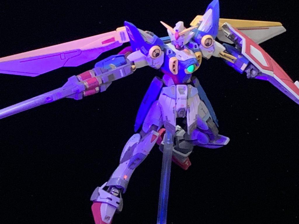 暗くしてUVライトを照射しました。