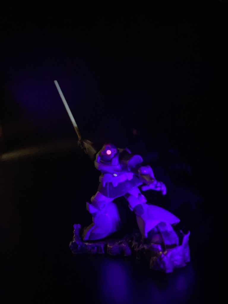 目とサーベルなど光らせております。