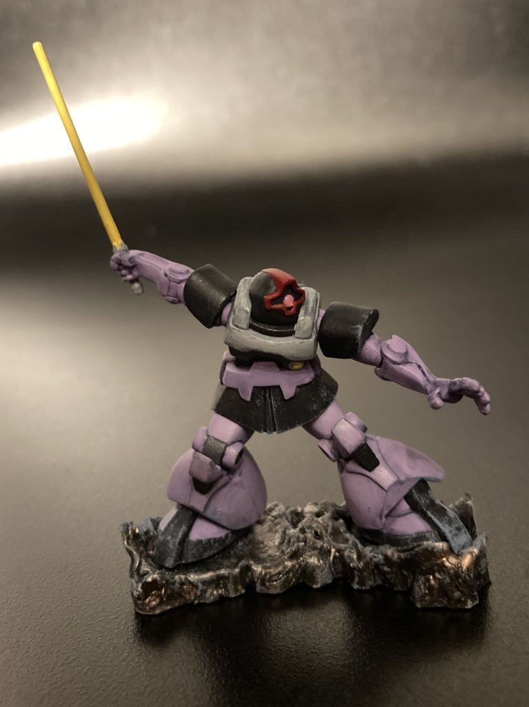 モノアイはくり抜いてクリアレンズを蛍光クリアで塗ってはめ込んでおります。