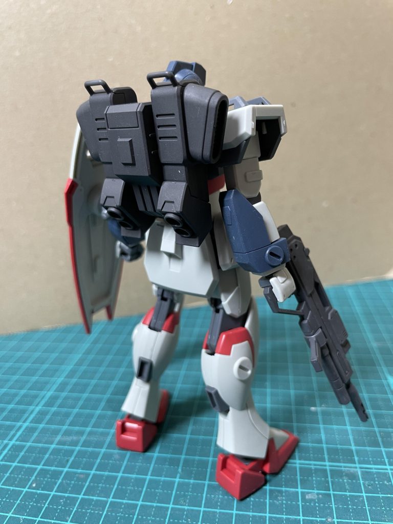 パラシュートパックを背負っています。