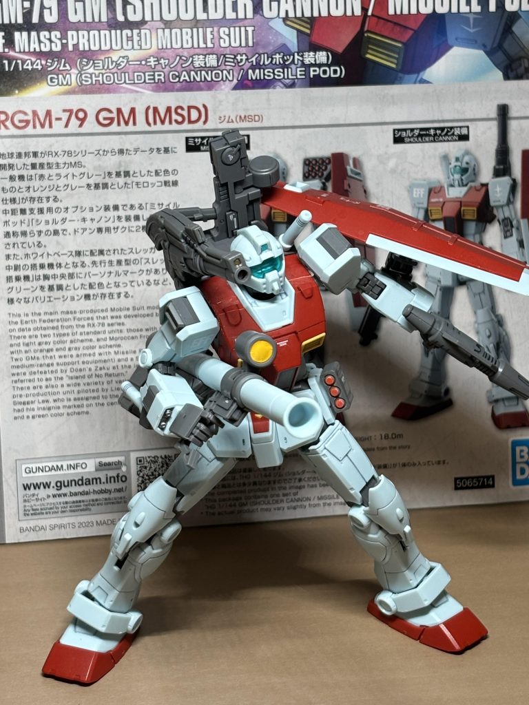 バズーカと肩キャノンを構えるジム。実弾兵器って、ビームとはまた違った良さがありますよね。反動を受ける感じとか、ビームじゃ出せない魅力が良いです。個人的には、ビーム兵器よりバズーカの方が好きだったりします。ポージング難しいんだけどね。