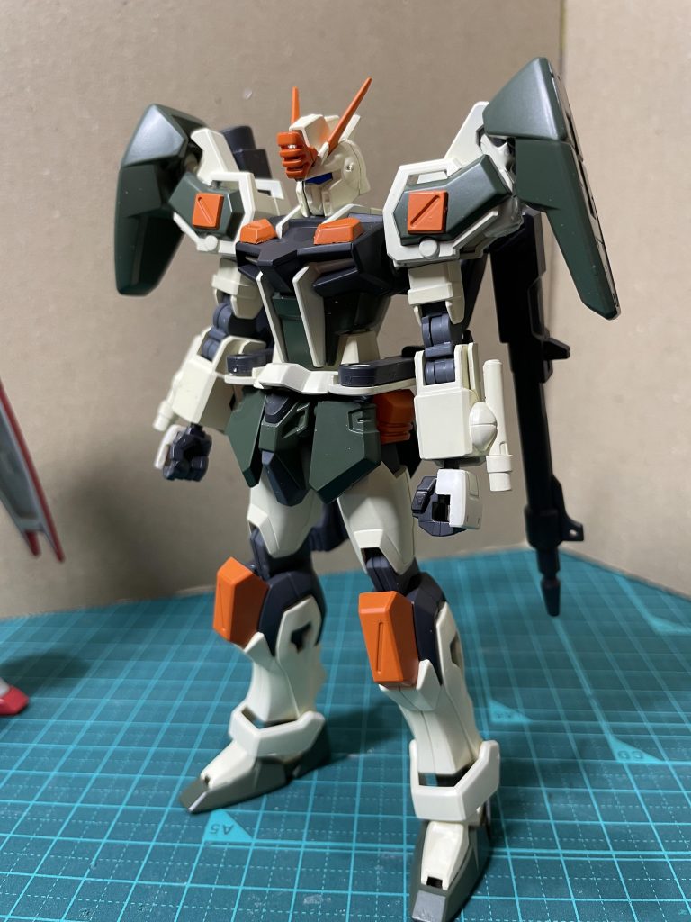 バスターダガー風のもの。HGCEストライクと、リマスター版バスターをミキシングしました。肩部シールドはバスターの余った靴を使いました。