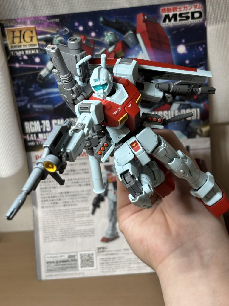 ビームライフルで敵機を落とすジム。オリジンジムはスタイルがほぼガンダムタイプなんで、こんなポージングも普通に似合いますね。改めて、オリジンの機体ってどれも可動域オバケですよね。やりたいことがほぼ全部できるんで、遊んでて楽しいです。