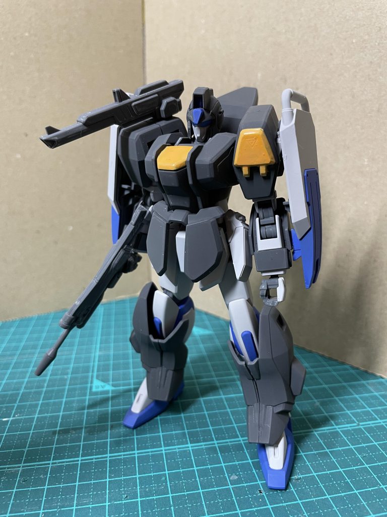 デュエルダガー風のもの。HGCEダガーLに、リマスター版デュエルをミキシングしました。おそらく頭部は105ダガーです。