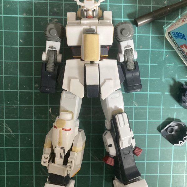 足とフロントアーマーの簡単なシルエットができました（3枚目）