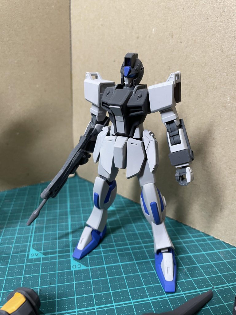 軽装状態。肩部は陸戦型ガンダムのものを使っています。肩部シールドも陸戦型ガンダムのものです。シールドのバイポットのCジョイント基部？を少し加工し、肩部のパイプ？取手？に差し込んでいます。意外といい感じにフィットして良かったです。