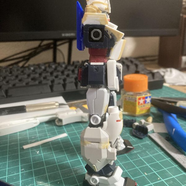 足とフロントアーマーの簡単なシルエットができました（2枚目）