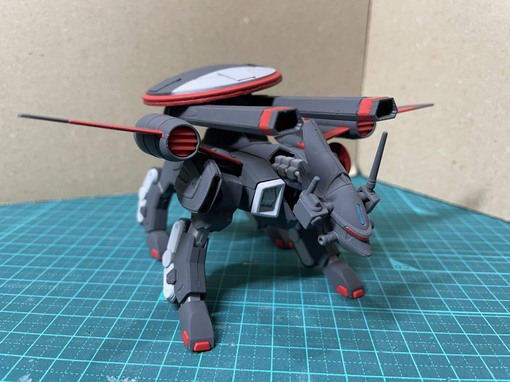 本体はカラーリングを変更し、前足にレドームを追加した程度です。