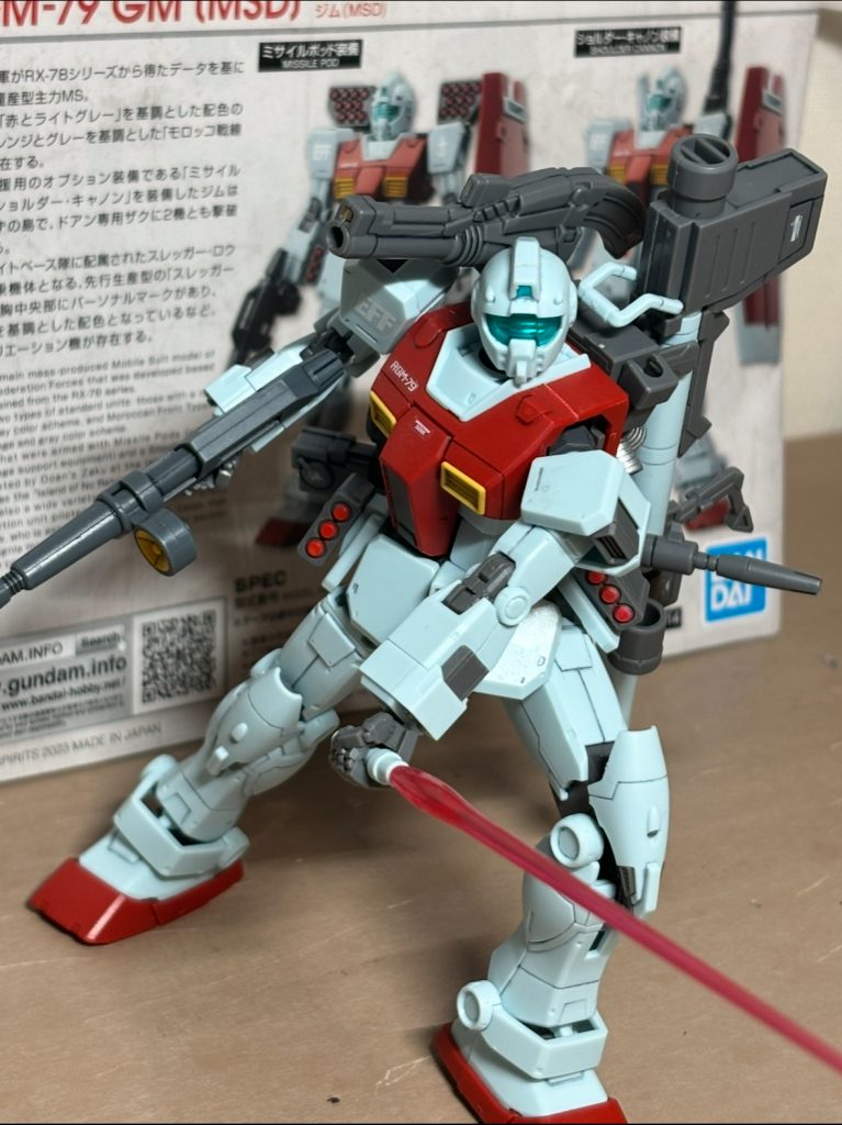 最後は抜刀して。いかがでしたか？初投稿のガンプラにしてはいい出来かなと思います。合わせ目消しが私はまだ慣れておらず、頭部とか武装類とか結構はっきり残ってます。まぁある程度はご愛嬌ってことで。あとマーキングシールの端が思ったよりも目立ってます。艶消し拭けば誤魔化せると思ったんだけどなぁ。次オリジン系の機体作る時は、端を切り落とすようにしよう。ともかく、最後までご視聴いただき、ありがとうございました。次は何を作るのか、いつ投稿するのかも決まってませんが、また次回投稿したら見に来てくださいね〜！