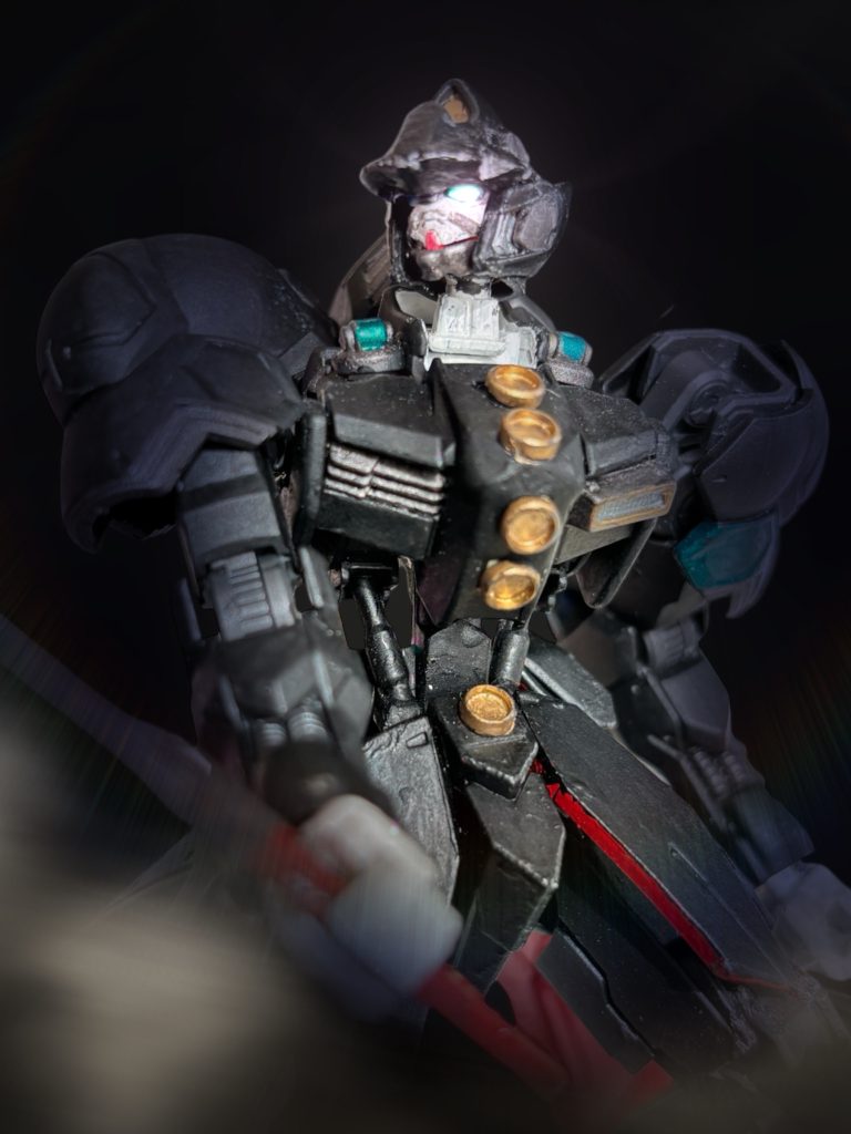 (そろそろ、いいかな?) その宙域にいた者は、皆、確かに聞いた。無邪気な子どものようでいながらも、邪悪で妖しいプレッシャーに充ちた、その声を。瞬間、宙域に、ミノフスキー粒子が散布される。そのことを知らせるアラートが、全機のコクピットに鳴り響く。「何っ!?」 コクピットの中で、ケイン少佐は動揺の声をあげた。ミノフスキー粒子の散布はそれ自体が宣戦布告だ。『少佐っ!』 近くにいるマルコのバーザムは、まだ、辛うじて通信が繋がるが、ミノフスキー粒子はますます濃度を高めている。あっという間に戦闘濃度だ。「エゥーゴか……!?」 しかし、今の声はなんだ。 キョウ・ミヤギから感じた、射貫くようなプレッシャーとは違う。ゾッとするような、嫌悪感のある感覚だった。だが、これは——この、頭の中に無理やり入り込んでくるようなあの感覚は——(キョウ・ミヤギとは別の、ニュータイプ……やはり、ヤツら、バケモノか……っ!?)