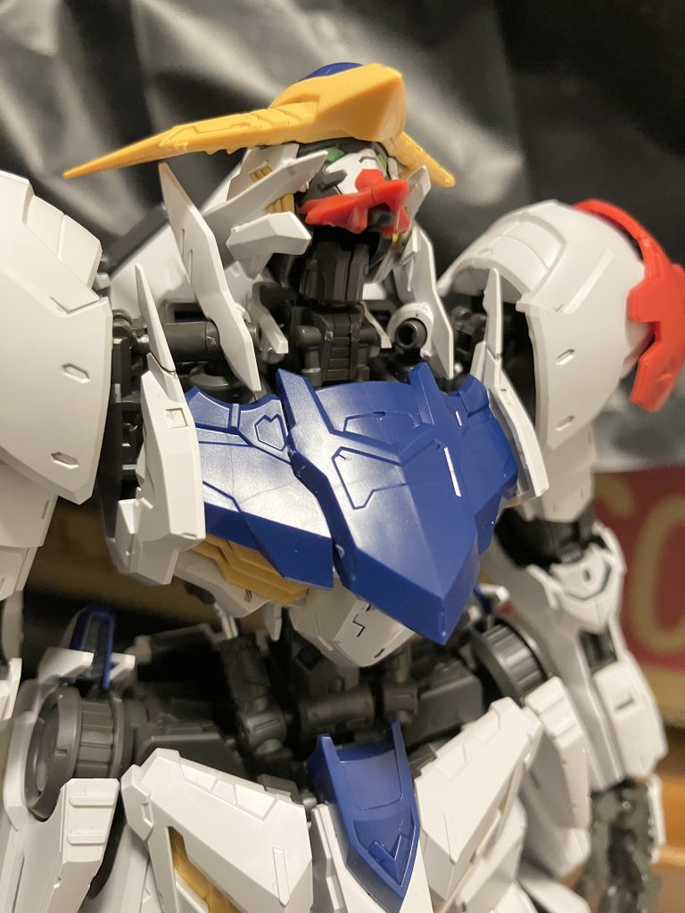 首の稼働を広げる為に頭部のフレームと装甲の一部を切り落とし加工これにより更に首を上へ向けれるようになった