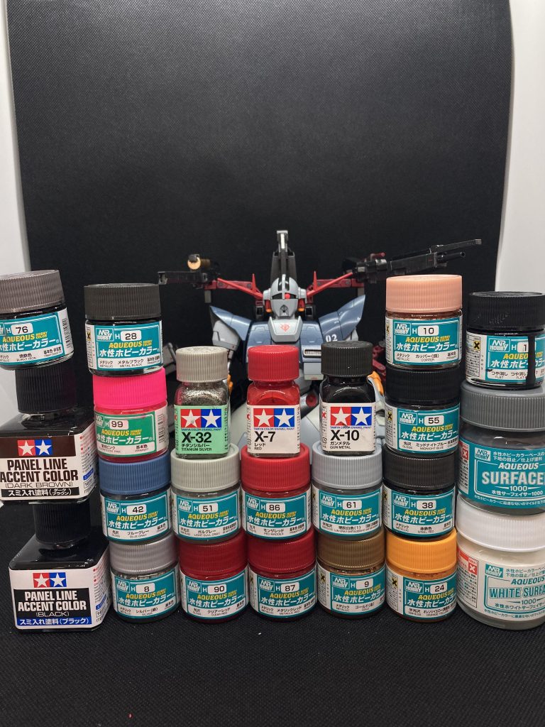 使用塗料感想前作のゲルググから続く、筋彫りからの塗り分けは上手くできたつもり筆塗りサーフェイサーはムラの箇所が、筋彫りを埋めてしまう脚がないので時間かからないと思ったが、追加武装の影響で1ヶ月ほどかかった