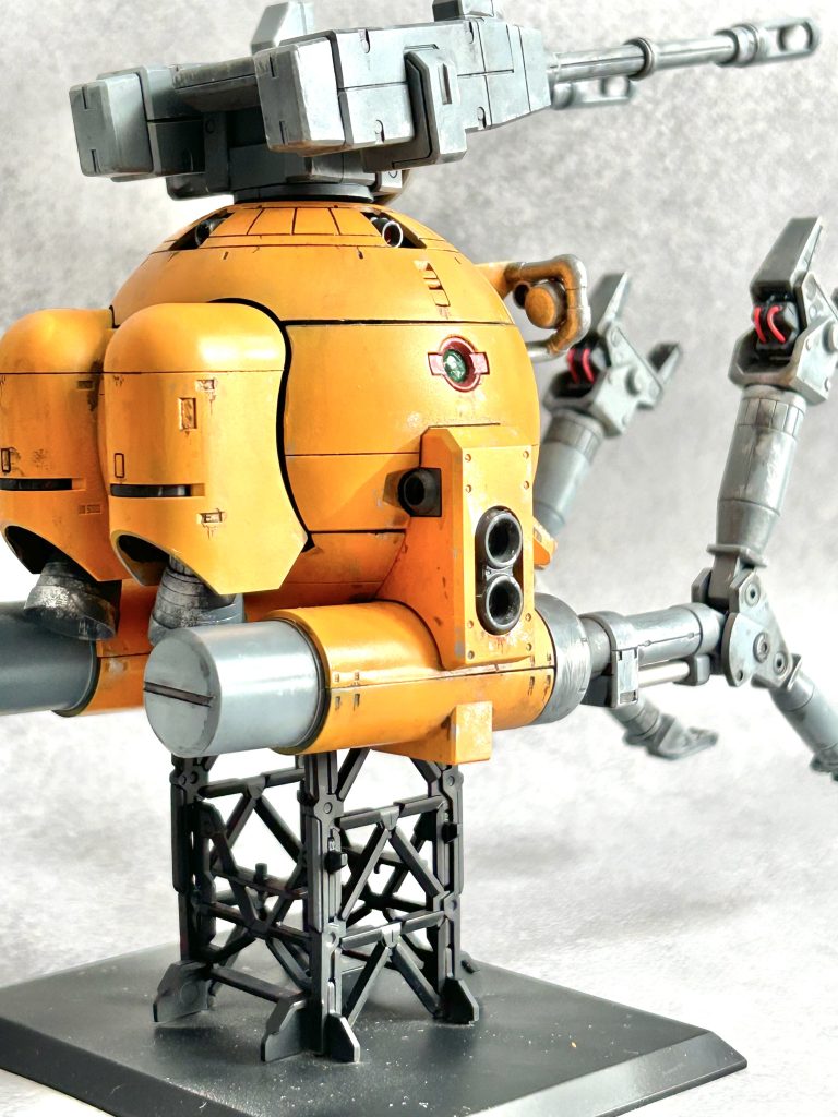 ABS部品には慎重に塗装したので無事だったのですが、まさかの外装PS部品にクラック多数😱ギチギチの部品で、墨入れをしたので負荷がかかり割れてしまったんだと思います…。ヤスリで削っておけば良かったと後で反省💧