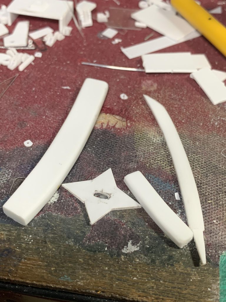 刀と鞘を作っているところ