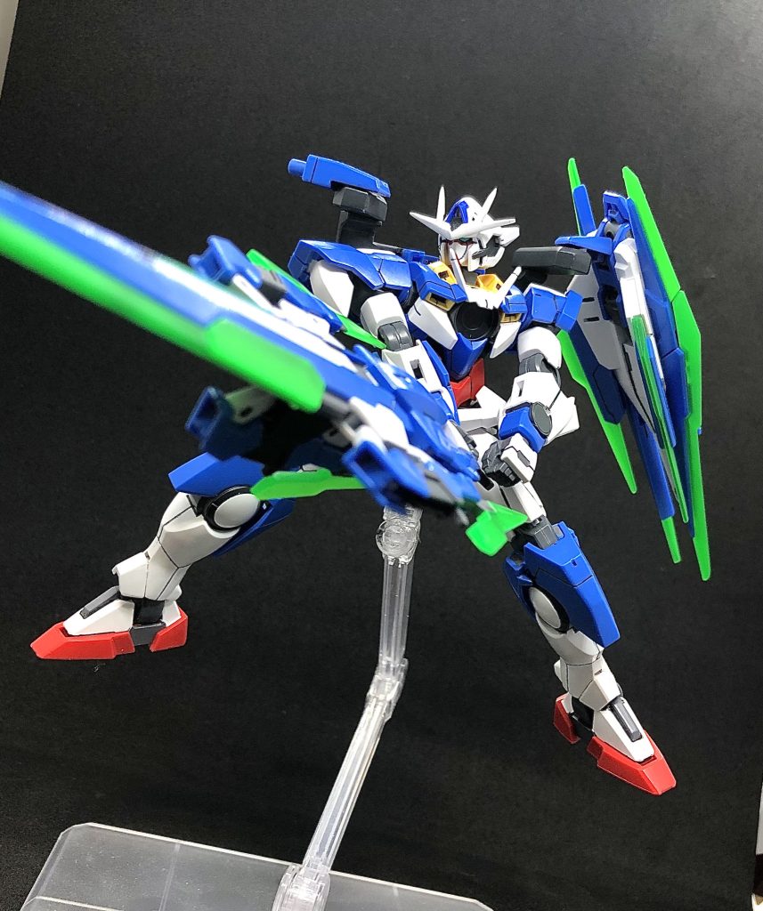 たまたま寄った中古屋でフルセイバーを見つけてしまい衝動買い。パーツ取り用として眠らせてたクアンタを引っ張り出して急遽作成しました。