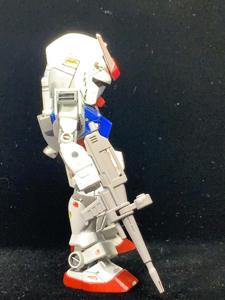 反対側からのサイドショット。やはりビームライフルはやや大きいですね。頭部バルカンには金属パーツを使用しています。