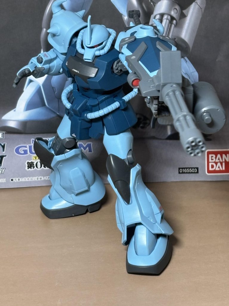 ガトリングシールドをぶっ放すグフカスタム！グフカスタムで一番目立つ武装は間違いなくこれでしょう。盾にデッケェガトリング付けようって考えたジオンの技術者は最高に良いセンスしてますね！