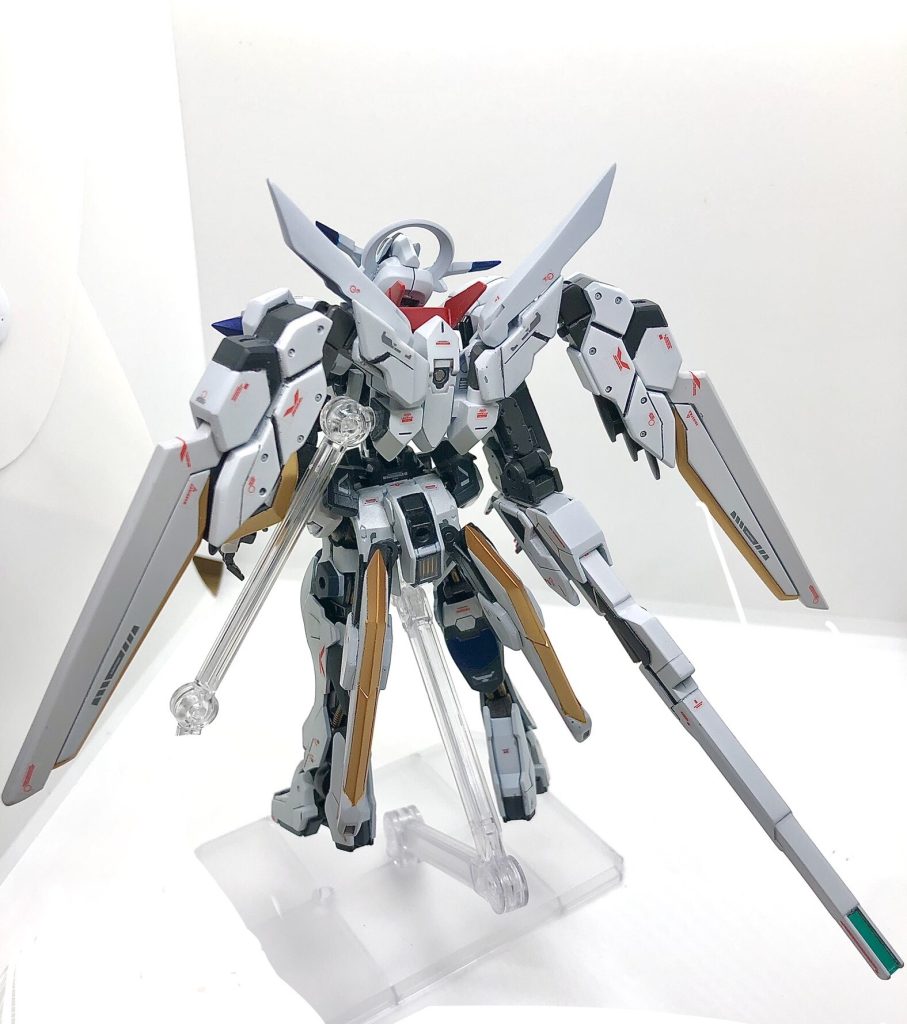 バックパックの主翼部分の9割はスクラッチになるため、本体を超える重量があり、撮影が非常に大変でした。金色があるパーツは全てガンビットとして分離可能です。