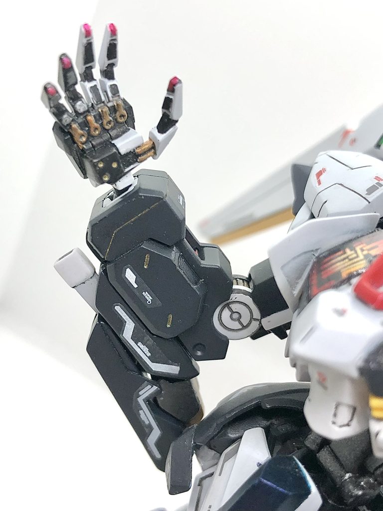 左手は義手をイメージして制作。境界戦記のハンドパーツを使っています。