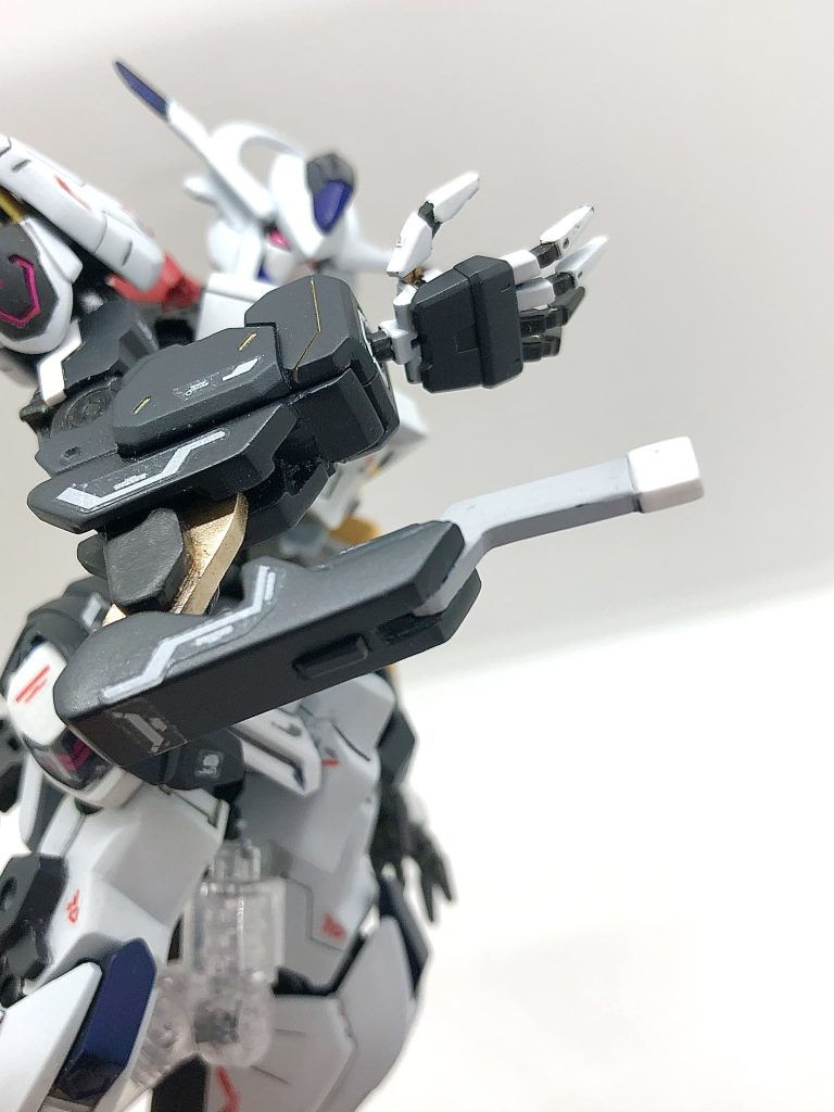 メイン武装と直結させる義手刀。元ネタは某ﾀﾋにゲーの裏ボス。