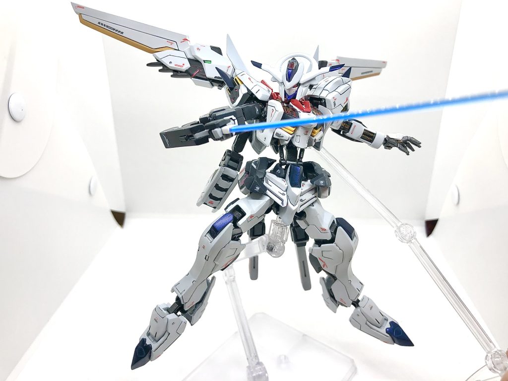 義手刀は武器を直結させずともビームサーベルを発振可能。