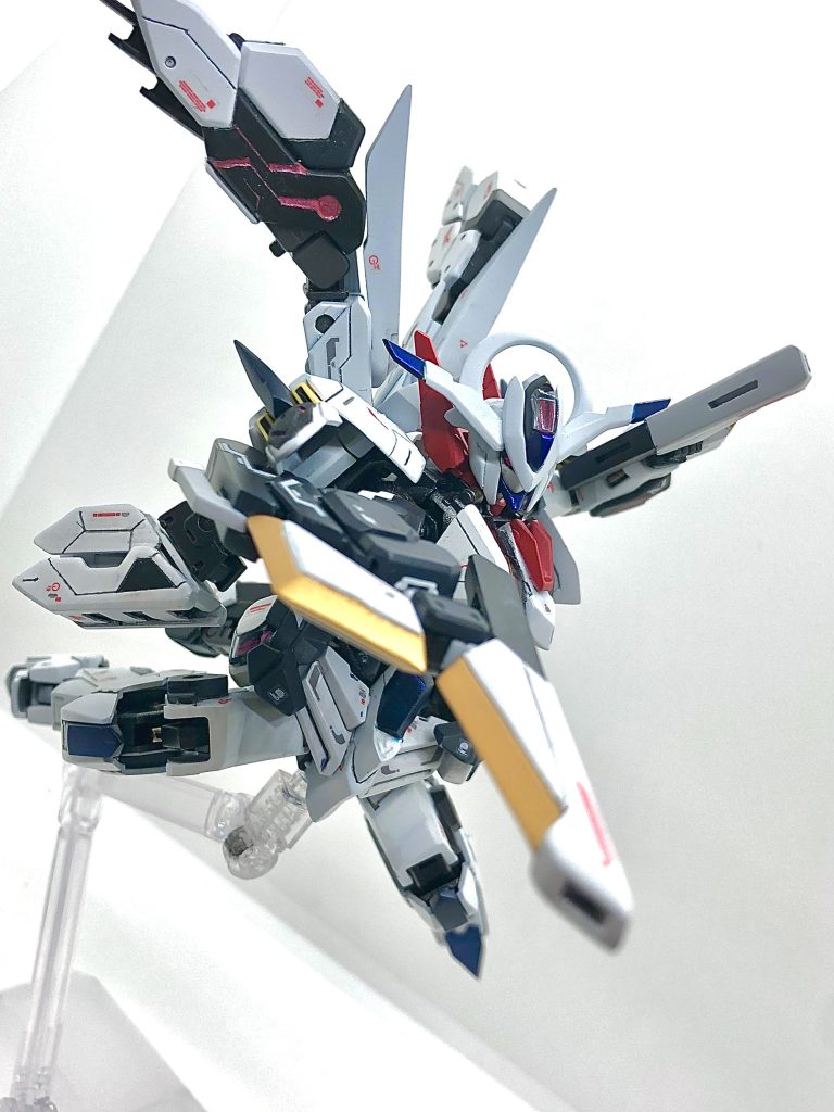 腰のガンビットはビームガンにもなる。戦い方はファラクトに近い引き打ち戦法が主体。