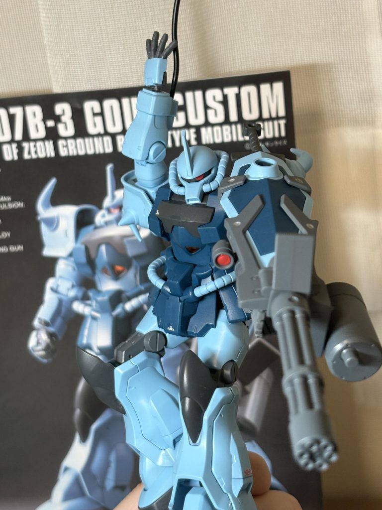 ヒートワイヤーで降下するグフカスタム。この武装の汎用性やばいですよね。なんでMSがコアブースターと空中戦して落とせるんだよ。これで遠くにやったヒートサーベルを手繰り寄せたシーンに脳を焼かれた方も多いはず。私もその一人です。