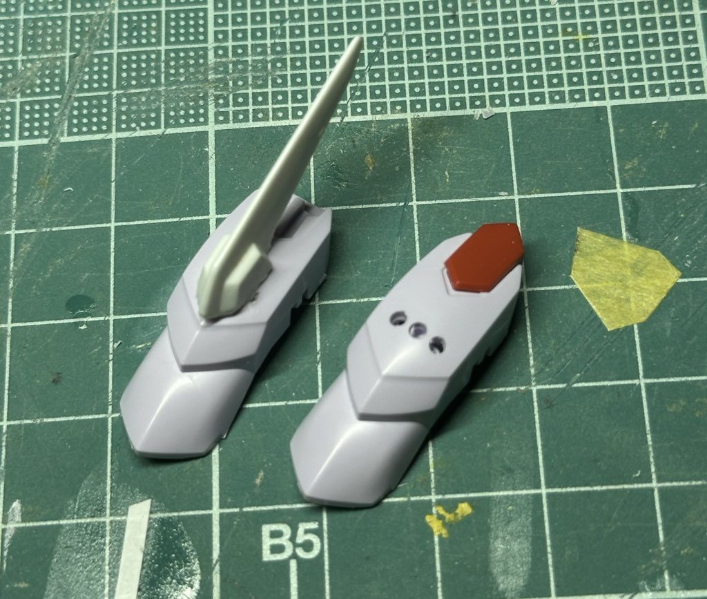 膝パーツはジョイントの都合上、このように穴を開けて余分なところはカットして取り付けますなので強度は高いです