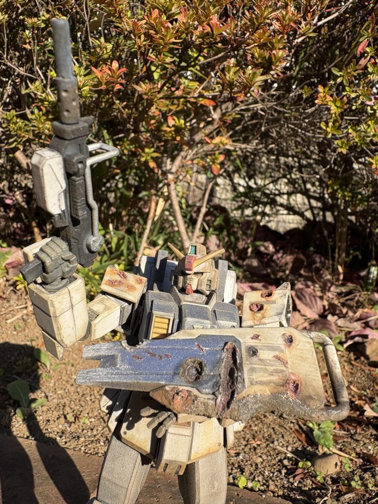 線香とターボライターとカッターナイフでダメージ加工した盾、溶けた部分はメガ粒子砲を防ごうとしたら溶けちゃった感じをイメージ