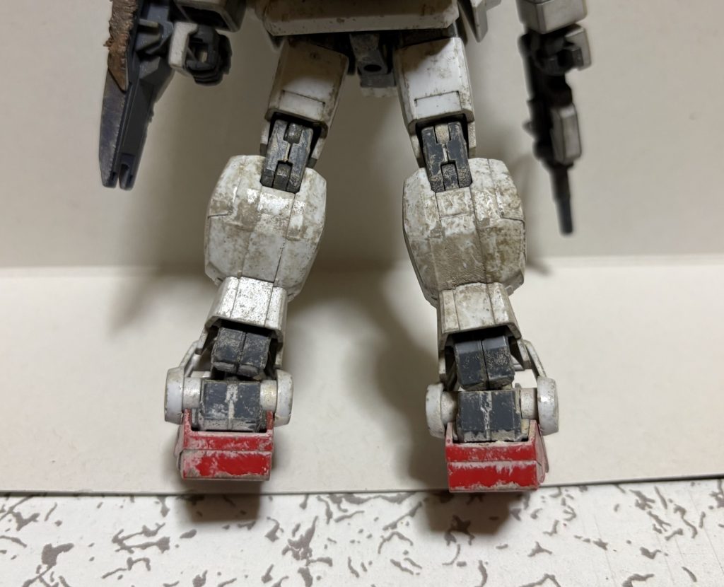 水性うすめ液がベタベタしたタイミングで、川の藻等の汚れや以前からの付着物が合わさってヘドロ化して固着するイメージでトントン筆を叩いて汚れを付けて行きました