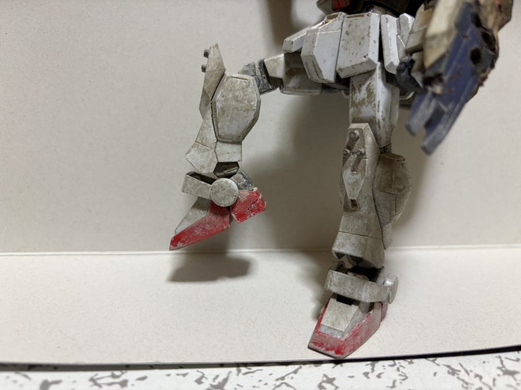 汚れが乾燥して白に白の汚れで以前よりは目立ちにくいウェザリングですが、ペースにするには丁度いい塩梅だと思います。