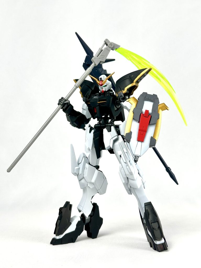 前デスサイズのパーツを使用しているので、上半身はほぼデスサイズですね。足は端白星とマルコシアスの面影があります今まで作ったガンプラの中でシンプルな出来になりました