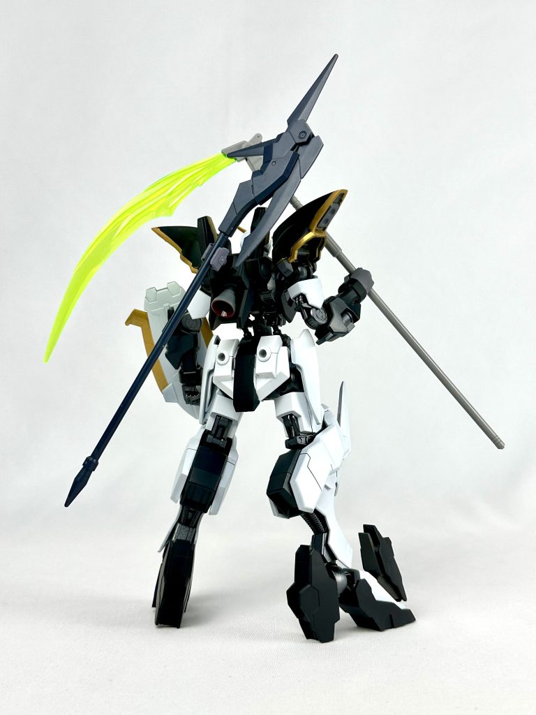 後ろ武器はhgacとプルタインの斧の2本です物理とビームの使い分けができるようになりましたまた、リアスカートの3ミリ穴で武器をマウントしたり端白星のスラスターを取り付けることができます